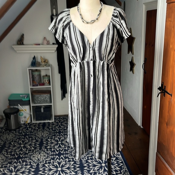 Black and Grey dress by Volcom - Picture 2 of 6